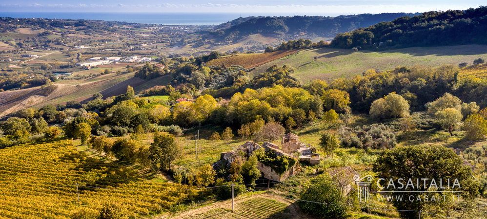 Farmhouses to renovate with sea views for sale in the Marche region - Casaitalia International Farmhouses to renovate with sea views for sale in the Marche region - Casaitalia International